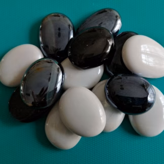 Üvegkavics fekete-fehér mix iri opál 250 gr. 30/40 mm