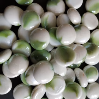 Üvegkavics világoszöld-fehér iri opál 250 gr. 18/20 mm