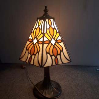 Hatlapos asztali lámpa