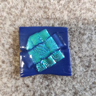 Dichroic COE90 WTCFLBG átlátszó-kékeszöld virágmintás üveg CBS